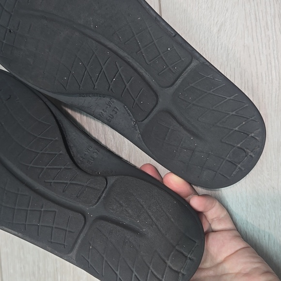 Oofos Women Thong Recovery Black Slide Sandals Shoes Sz 6 - Picture 11 of 12